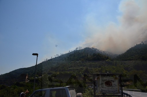 Incendi di ieri in provincia: notte di controlli a Badalucco e Borello, sono tornati in azione i mezzi aerei