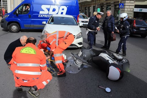 Sanremo: scontro moto-auto tra via Roma e corso Mombello, lievi ferite per una donna, traffico rallentato (Foto)