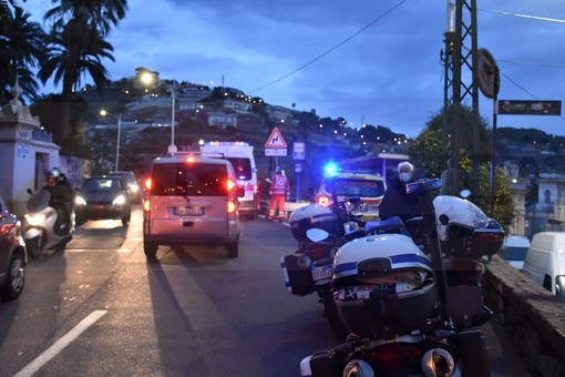 Sanremo: perde il controllo dello scooter salendo in via Val d'Olivi, 65enne in gravi condizioni a Pietra Ligure (Foto)