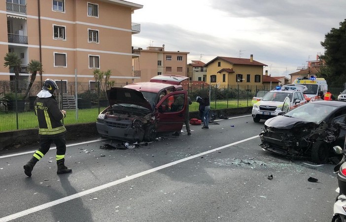 Riva Ligure: scontro frontale sull'Aurelia, auto completamente distrutte e per fortuna 3 feriti lievi (Foto e Video)