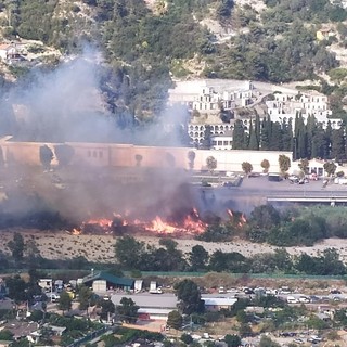 Ventimiglia: vasto incendio sul greto del Roya, fumo in buona parte della città (Foto e Video)