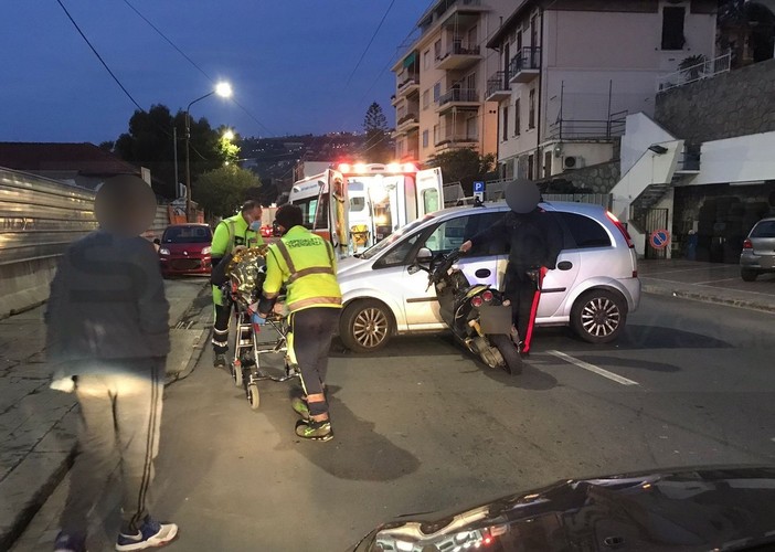 Sanremo: scontro tra uno scooter e un'auto in corso Marconi, 30enne portato in ospedale (Foto)