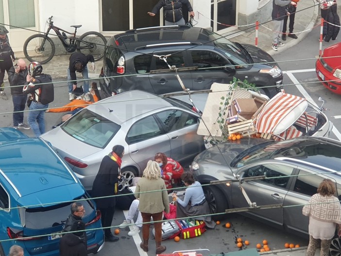 Ospedaletti: perde il controllo dell'auto e finisce contro un furgoncino che vende arance, tre feriti (Foto)