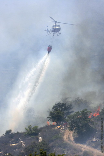 Dolcedo: incendio in atto sul crinale di Santa Brigida, intervento dell'elicottero