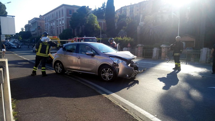 Imperia: perde il controllo dell'auto in viale Matteotti e provoca uno scontro frontale, due feriti (Foto)