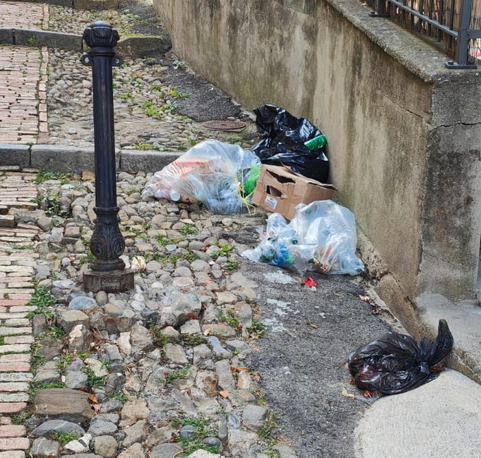 Sanremo: immondizia abbandonata in via Roglio da quasi una settimana, la protesta dei residenti