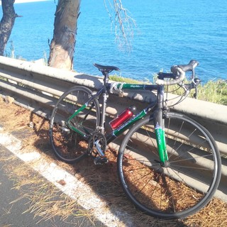 San Lorenzo al Mare: una ciclista scivola sull'Aurelia e si ferisce gravemente in località Barbarossa (Foto)