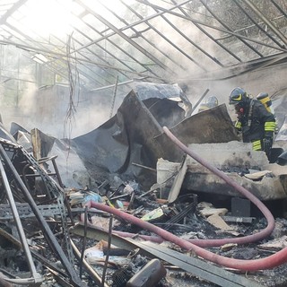 San Biagio della Cima: incendio in una serra dismessa, intervento dei Vigili del Fuoco (Foto)