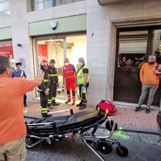 Ospedaletti: perde il controllo dell'auto e sfonda la vetrina di un negozio, donna portata in ospedale (Foto)