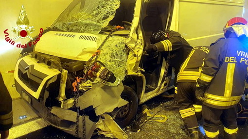 Incidente sull'autostrada A10 Genova-Ventimiglia: furgone contro la parete della galleria, un ferito (Foto)