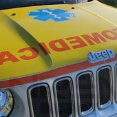 Sanremo: finisce con l'auto contro un'altra parcheggiata a Capo Nero, uomo portato in ospedale