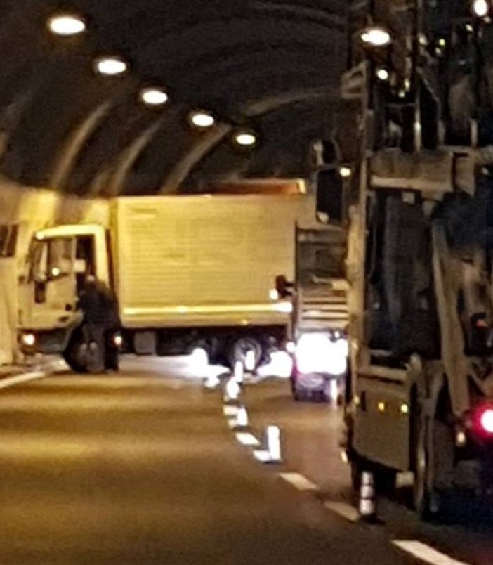 Si intraversa un camion nel savonese sull'Autostrada dei Fiori: problemi per il traffico in direzione Genova (Foto)