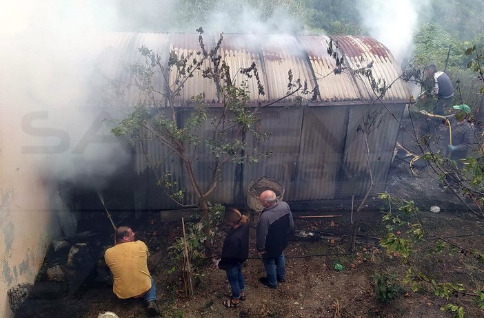 Bajardo: a fuoco un magazzino all'interno del paese, pronto intervento dei Volontari Aib e dei Vvf (Foto)