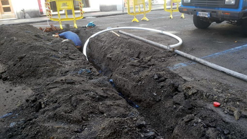 Imperia: guasto ad una tubazione dell'acqua in via Berio, rubinetti a secco ed operai al lavoro (Foto)