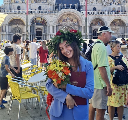 La sanremese Asia Michelis si è laureata a Venezia: le congratulazioni di amici e parenti