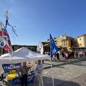 Il banchetto della Lega e la manifestazione di Fridays for Future insieme in piazza Colombo