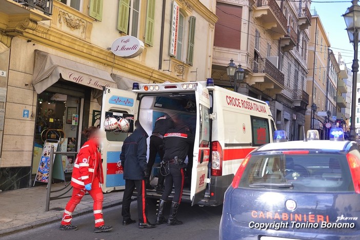 L'intervento di Croce Rossa e Carabinieri in via Marsaglia