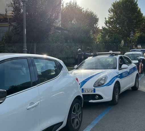 Ventimiglia: furiosa lite tra due extracomunitari sul lungomare, intervento della Polizia Municipale (Foto)