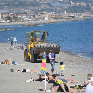 I lavori sulla spiaggia di Bussana