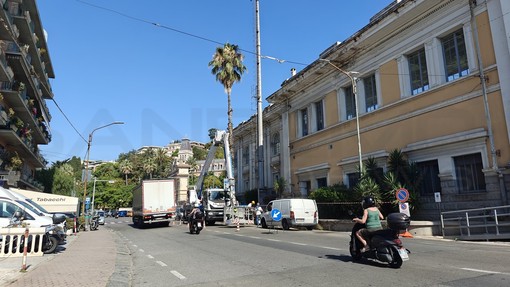 Sanremo: scattati questa mattina i lavori per lo smantellamento delle torri faro allo stadio 'Comunale' (Foto)
