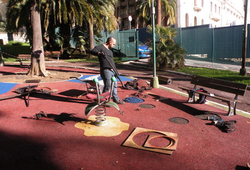 Sanremo: Giardini della Foce, ultimi ritocchi alla pavimentazione dell'area giochi ed apertura per sabato