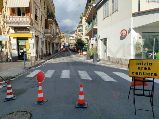 Sanremo: segnaletica in rifacimento in via Lamarmora nei mesi estivi, le perplessità di un lettore