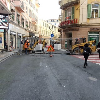 Sanremo: lavori questa mattina in via Matteotti per il passaggio dei cavi Rai verso piazza Borea D'Olmo (Foto)