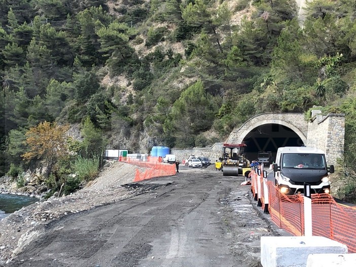 Iniziati i lavori per la costruzione della corsia crollata per la tempesta Alex sulla SS20 a Trucco: ecco la luce in fondo al tunnel (Foto)