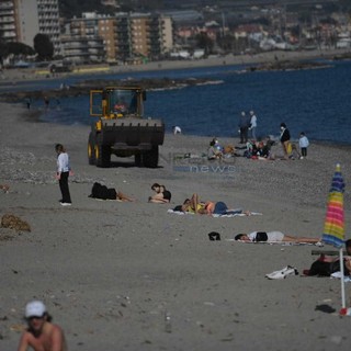 Da domani zona rossa: rabbia di commercianti e parrucchieri e intanto spiagge e parchi affollati con poche mascherine