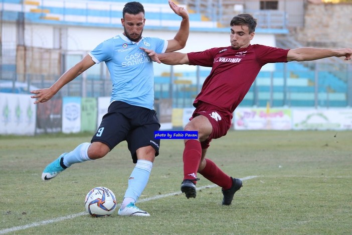 Nella foto Loreto Lo Bosco in azione: l'attaccante biancazzurro decisivo nell'azione del gol partita contro lo Scandicci