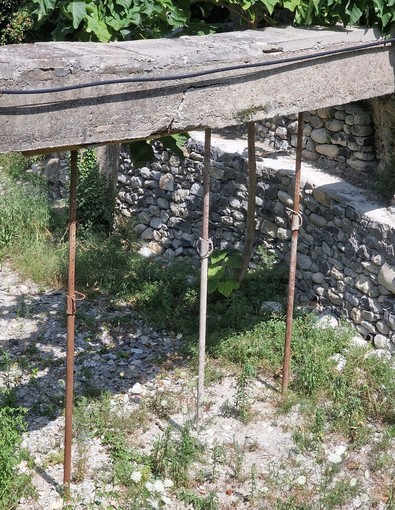 Ventimiglia: fogna rotta in frazione Torri, un residente &quot;Riparazione fatta con i puntelli&quot; (Foto)