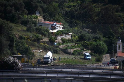 Sanremo: con l'elicottero per montare una nuova antenna per la telefonia a San Giovanni, in arrivo il '5G'? (Foto e Video)