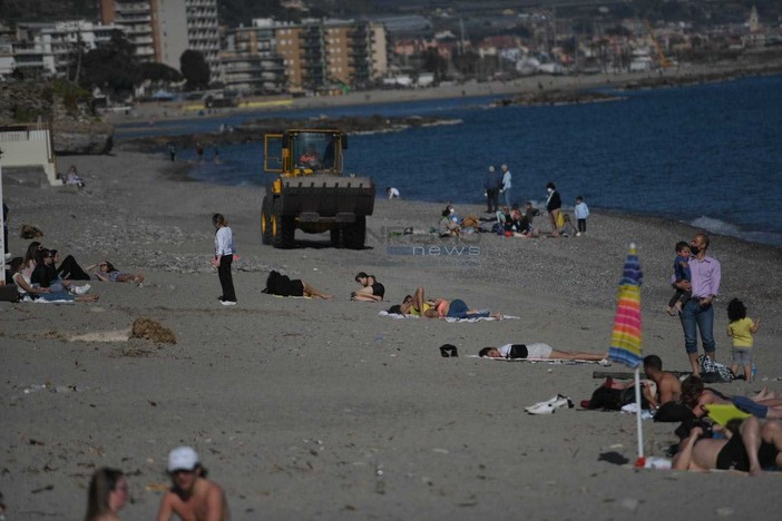 Da domani zona rossa: rabbia di commercianti e parrucchieri e intanto spiagge e parchi affollati con poche mascherine