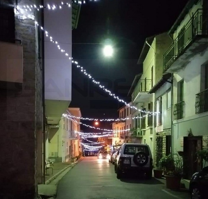Bajardo: accese nel centro del paese dell'entroterra le luminarie installate per il fine anno (Foto)