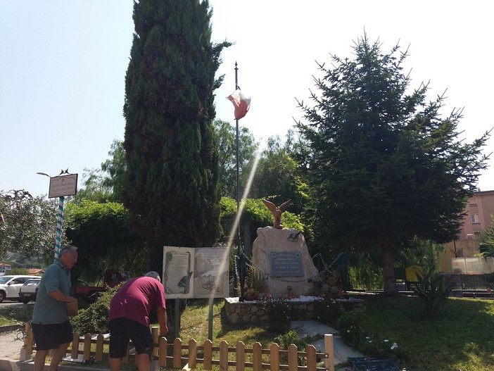 Vallecrosia: gli alpini al lavoro per una recinzione al monumento di via Don Bosco