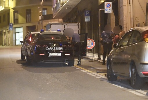 Sanremo: litigio tra fidanzati e urla dalla strada, intervento dei Carabinieri ieri in via Martiri (Foto)