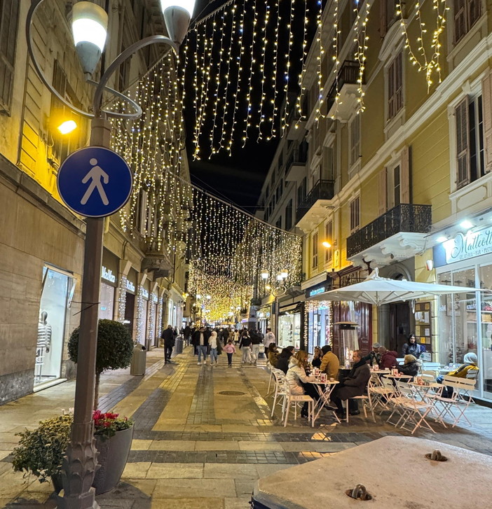 Sanremo: addobbi natalizi sì o no? Come i cittadini matuziani hanno accolto le decorazioni del centro (Video)