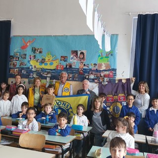 Lions Club di Ventimiglia distribuisce kits del Mastro Cartaio e piantine alle scuole