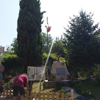 Vallecrosia: gli alpini al lavoro per una recinzione al monumento di via Don Bosco