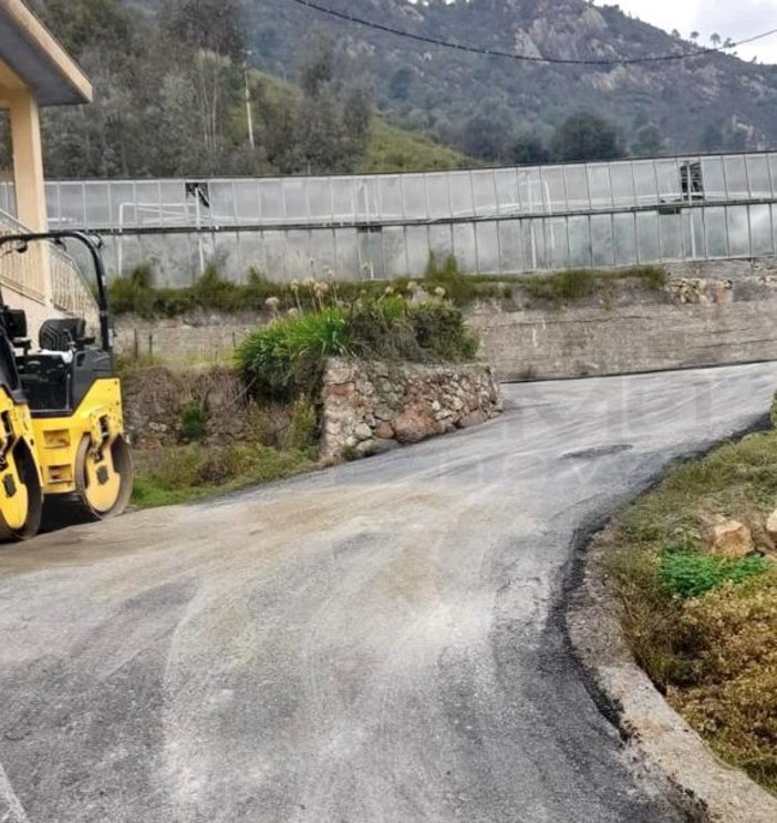 Ventimiglia: iniziati i lavori di asfaltatura della strada frazionale nella zona di Calvo (Foto)