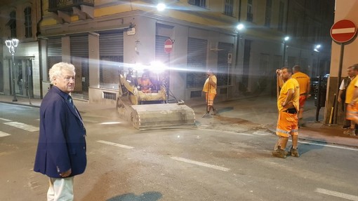 Ventimiglia: lavori nella notte sotto l'occhio del Sindaco, serie di asfalti e 5 passaggi pedonali rialzati sul lungomare (Foto)