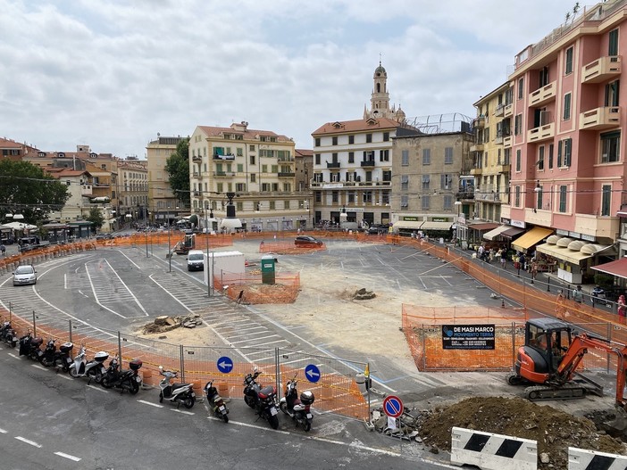 Sanremo: cantiere piazza Eroi tra posti moto eliminati e scuole, &quot;Rischiano di rimetterci i commercianti&quot;