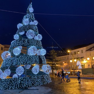 Sanremo: un pupazzo luminoso in piazza Borea D'Olmo in omaggio per il Comune matuziano