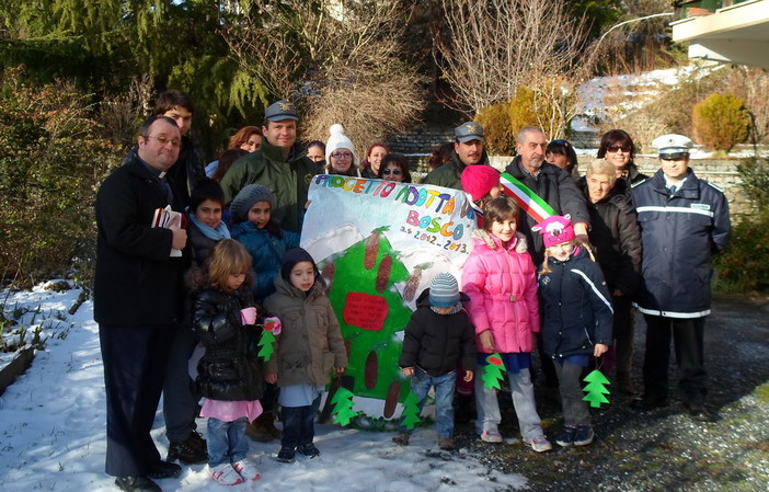 Gli alunni delle scuole di Triora impegnati nel progetto di educazione ambientale 'La scuola adotta un bosco'