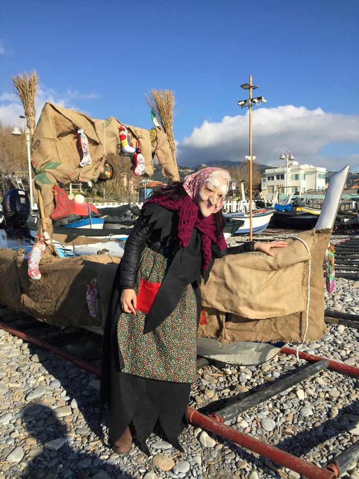 “Sbarco della Befana” a Vallecrosia, la ‘vecchierella’ porta dolci e doni ai bimbi (Foto)