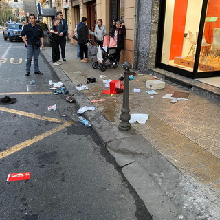 Sanremo: probabile lite familiare in via Roma, 'piovono' oggetti sul marciapiede ed interviene la Polizia (Foto)