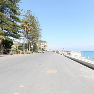 Passeggiata di protesta a tutela del lungomare di Bordighera