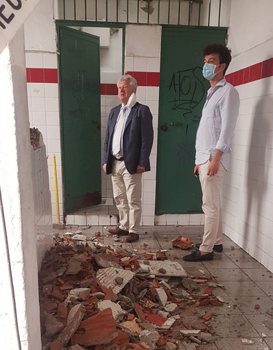 Ventimiglia: iniziati oggi i lavori di rifacimento dei bagni al mercato coperto, a breve anche un gestore (Foto)