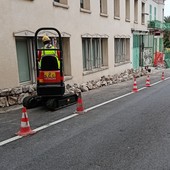 Bordighera, al via i lavori di demolizione di un immobile nella città alta: divieto di transito e di sosta (Foto)