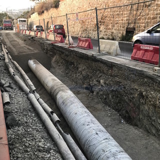 Sanremo: proseguono i lavori per la riparazione del tubo esploso a “La Vesca”, il nuovo condotto è stato posato e ricoperto (Foto)